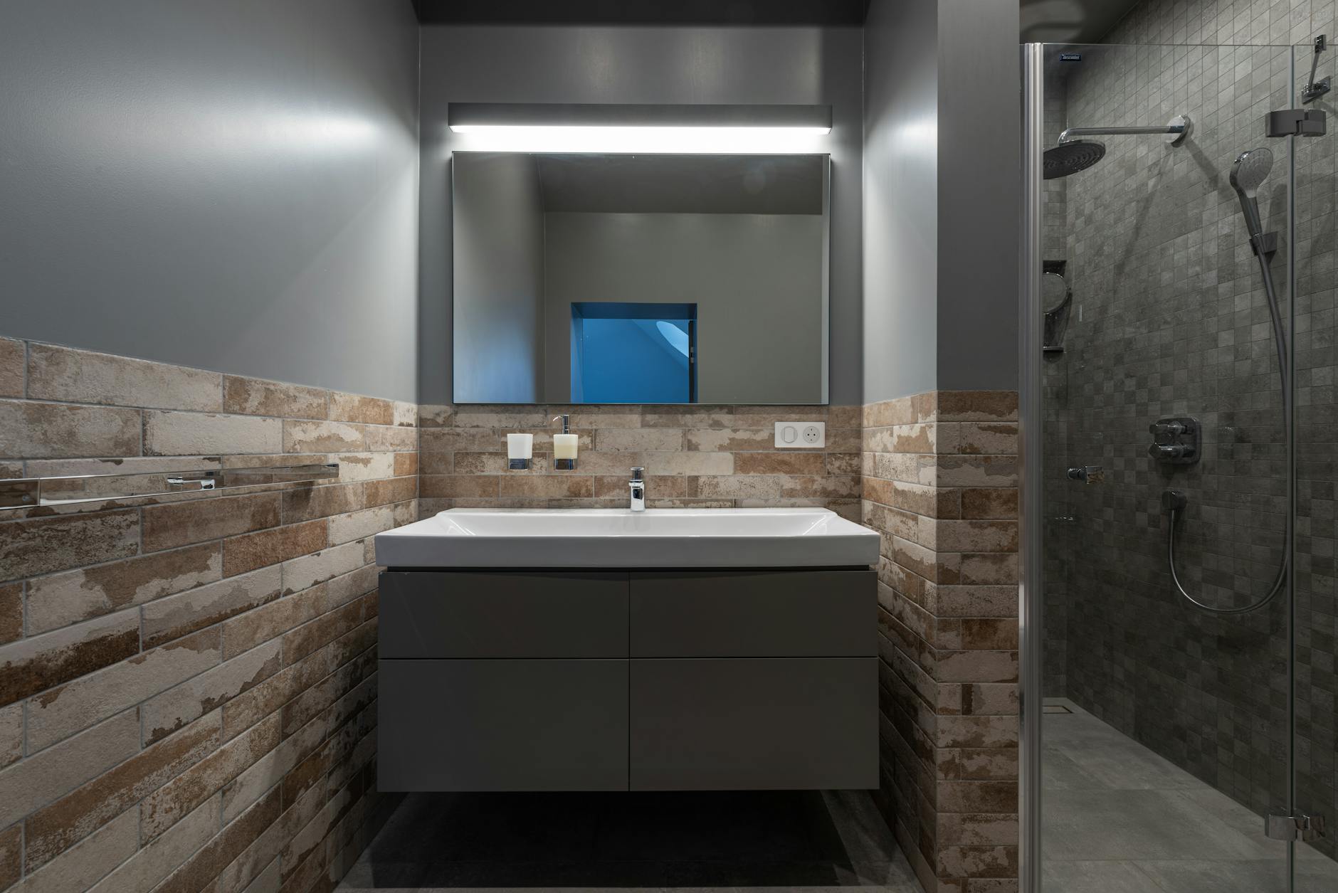 Bathroom mirror lighting suitable for makeup and shaving